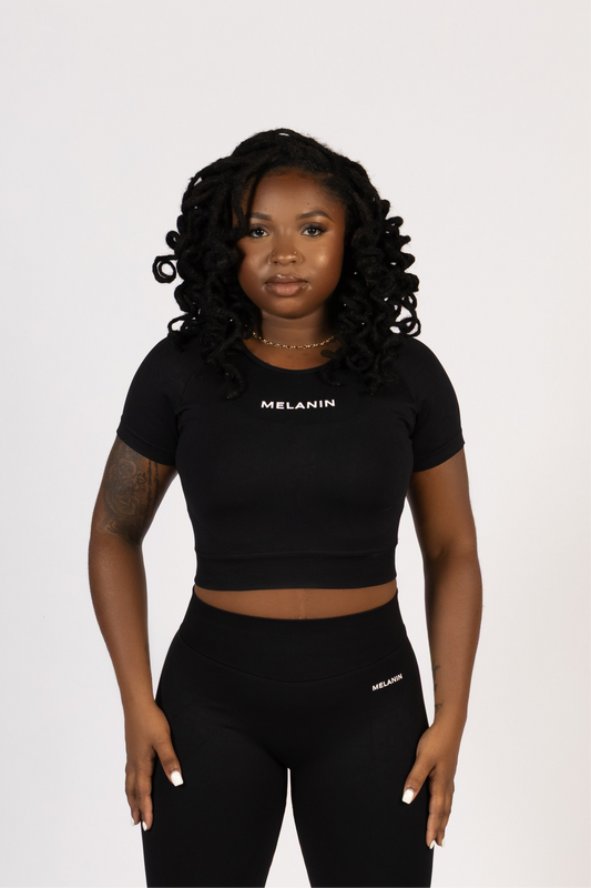 BLACK SEAMLESS CROP TOP SHIRT